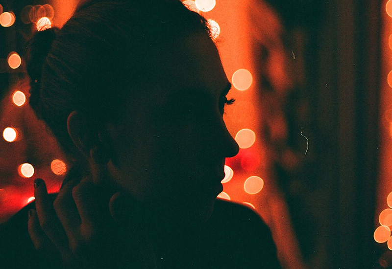 Clínica Dra. Rosa Basto - Psicologia e Hipnoterapia | A distância que permanece, mesmo com a casa cheia